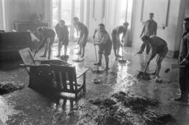 Labores de achique de agua y limpieza en el Sanatorio 18 de julio, tras las inundaciones del 29 de octubre de 1955. Málaga, España.