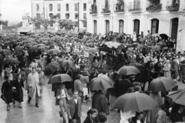 Entierro de José Gálvez Ginachero. Traslado del féretro desde el hospital Civil. Abril de 1952. Málaga (España).