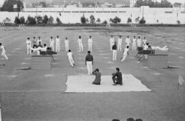 Alumnos haciendo deporte en la Escuela de Formación Profesional Francisco Franco. Mayo de 1963. Málaga, España.
