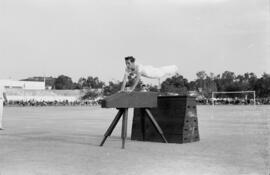 Alumnos haciendo deporte en la Escuela de Formación Profesional Francisco Franco. Abril de 1959. Málaga, España