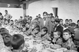 Comida a los niños en el Hogar de Fátima por el Gobernador y sus hijos. Marzo de 1954. Málaga, España.