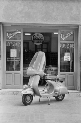 Servicio Vespa en Calle Córdoba. Abril de 1954. Málaga. España.