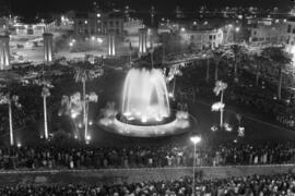 Plaza de la Marina y puerto.  Inauguración de la iluminación de la fuente. Enero de 1964. Málaga, España. 01