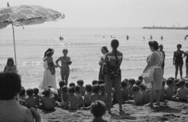 Niños del Grupo escolar "Santa Luisa de Marillac". Sor Montserrat Ballesteros Torralba. Balneario de San Patricio. Agosto de 1970. Málaga, España