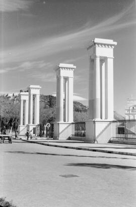 Puerto de Málaga. Entrada principal. Diciembre de 1960. Málaga. España.