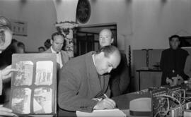 Visita a la Escuela de Formación Profesional Francisco Franco de  José Solís Ruiz, ministro-secretario general del Movimiento. Enero de 1953. Málaga, España.