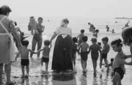 Niños del Grupo escolar "Santa Luisa de Marillac". Sor Montserrat Ballesteros Torralba. Balneario de San Patricio. Agosto de 1970. Málaga, España