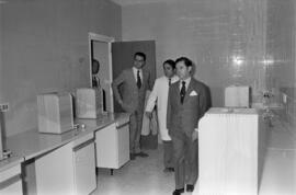 Visita del gobernador civil, Victor Arroyo Arroyo, y el presidente de la Diputación, Francisco de la Torre, a las instalaciones de la Facultad de Medicina en el Hospital Civil. Málaga. Noviembre, 1972. Málaga (España).