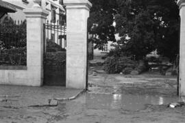 Sanatorio 18 de julio embarrado tras las inundaciones del 29 de octubre de 1955. Málaga, España.