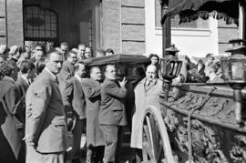 Entierro de José Gálvez Mol. Febrero, 1954. Traslado del féretro desde el hospital civil al lugar de su sepultura. Málaga. España.