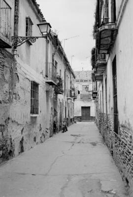 Calle, barrio de El Perchel. 1974, febrero. Málaga, España.