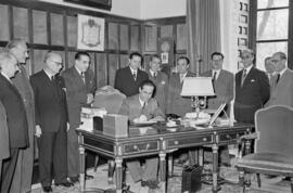 Firma de las escrituras del Palacio de la Diputación en el Gobierno Civil. Enero de 1954. Málaga. España.