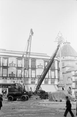 Plaza de la Constitución. Febrero de 1960. Desmontando el Sonajero. Málaga, España.