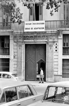 Fachada del edificio de la antigua Audiencia Provincial para la instalación del Colegio Universitario de Málaga. Mayo de 1970. Málaga (España). 01