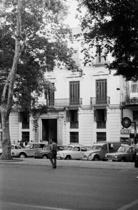 Fachada del edificio de la antigua Audiencia Provincial para la instalación del Colegio Universitario de Málaga. Mayo de 1970. Málaga (España). 01
