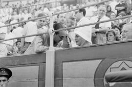 Ava Gardner en la plaza de toros de La Malagueta con Matias Prats. Agosto de 1960. Málaga, España