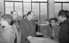 Visita a la Escuela de Formación Profesional Francisco Franco de  José Solís Ruiz, ministro-secretario general del Movimiento. Enero de 1953. Málaga, España.