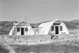 Construcción de la escuelas del Obispado en la pedanía de los Rubios, Rincón de la Victoria, Málaga. Febrero de 1954. España.