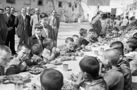 Comida a los niños en el Hogar de Fátima por el Gobernador y sus hijos. Marzo de 1954. Málaga, España.