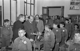 Visita a la Escuela de Formación Profesional Francisco Franco de  José Solís Ruiz, ministro-secretario general del Movimiento. Enero de 1953. Málaga, España.