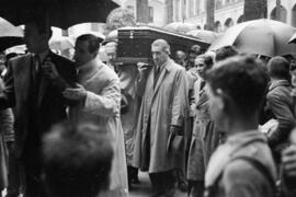 Entierro de José Gálvez Ginachero. Traslado del féretro desde el hospital Civil. Abril de 1952. Málaga (España).