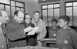 Visita a la Escuela de Formación Profesional Francisco Franco de  José Solís Ruiz, ministro-secretario general del Movimiento. Enero de 1953. Málaga, España.