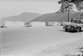 1ª Vuelta Automovilística a Andalucía. 2ª Etapa, Málaga-Granada, subida Cuesta de la Reina, Montes de Málaga. Septiembre de 1954. Málaga, España