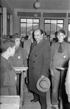 Visita a la Escuela de Formación Profesional Francisco Franco de  José Solís Ruiz, ministro-secretario general del Movimiento. Enero de 1953. Málaga, España.