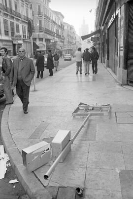 Manifestación por la autonomía de Andalucía. 1977-12-04. Málaga, España. 2.9. Destrozos en el mobiliario urbano en calle Larios.