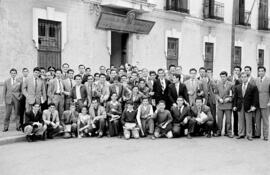 Escuela de Peritos Industriales en calle la Regente. Alumnos ante la fachada del centro. Abril de 1956. Málaga (España)