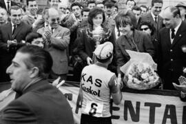 Entrega de trofeo al ganador de la X Vuelta Ciclista a Andalucía, Antonio Barrutia.Febrero de 1963. Málaga. España.
