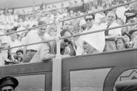 Ava Gardner en la plaza de toros de La Malagueta con Matias Prats. Agosto de 1960. Málaga, España