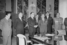 Acto en el Gobierno Civil. Entrega de premios de natalidad. Marzo de 1954. Málaga, España.