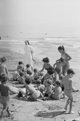 Niños del Grupo escolar "Santa Luisa de Marillac". Sor Montserrat Ballesteros Torralba. Balneario de San Patricio. Agosto de 1970. Málaga, España