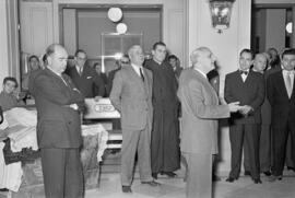 El gobernador civil, Manuel García del Olmo en el Instituto Nacional de Previsión. Bendición de ambulatorio. Febrero de 1954. Málaga (España).
