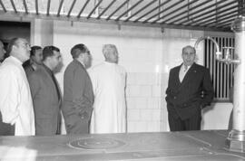 Luis Julve Ceperuelo y Eliseo Sastre del Blanco junto con José Lazárraga Abechuco visitan las instalaciones del sanatorio 18 de julio. Diciembre de 1955. Málaga, España-06