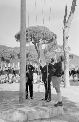 El secretario general del Frente de Juventudes en el campamento Vigil de Quiñones, Marbella. Febrero de 1954. Málaga. España