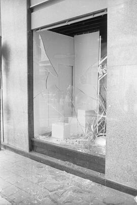 Manifestación por la autonomía de Andalucía. 1977-12-04. Málaga, España. 2.9. Destrozos en el mobiliario urbano.