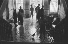 Labores de achique de agua y limpieza en el Sanatorio 18 de julio, tras las inundaciones del 29 de octubre de 1955. Málaga, España.