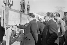 El gobernador civil, Manuel García del Olmo en la bendición y colocación de la primera piedra del grupo escolar en Fuengirola. Málaga. Febrero de 1954. Málaga. España.