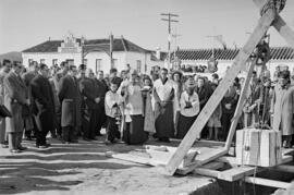 El gobernador civil, Manuel García del Olmo en la bendición y colocación de la primera piedra del grupo escolar en Fuengirola. Málaga. Febrero de 1954. Málaga. España.