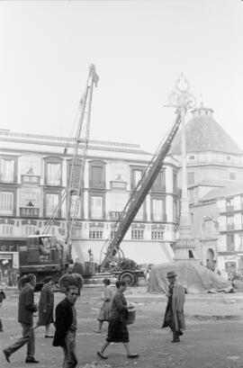 Plaza de la Constitución. Febrero de 1960. Desmontando el Sonajero. Málaga, España.
