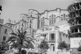 Postigo de los Abades, obras. Detrás la catedral. A la derecha, edificio calle Cortina del Muelle, número 13, en construcción. Octubre de 1963. Málaga, España.
