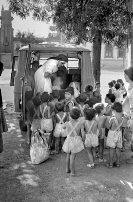 Niños del Grupo escolar "Santa Luisa de Marillac". Sor Montserrat Ballesteros Torralba. Agosto de 1970. Málaga, España