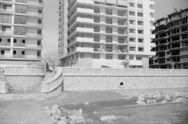 Playa de la Malagueta. Edificios en obras. Obras. Febrero de 1964. Málaga, España.