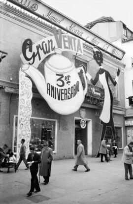 Calle Compañía. Fachada de Establecimientos Álvarez, hoy Museo Thyssen. Diciembre de 1960. Málaga. España.