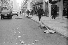 Manifestación por la autonomía de Andalucía. 1977-12-04. Málaga, España. 2.9. Destrozos en el mobiliario urbano en calle Larios.