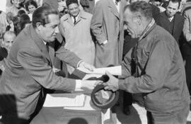 El Palo. Entrega de viviendas. 27 de diciembre de 1954. Asiste el gobernador civil, Luis Julve Ceperuelo. Málaga, España.