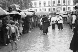 Entierro de José Gálvez Ginachero. Traslado del féretro desde el hospital Civil. Abril de 1952. Málaga (España).