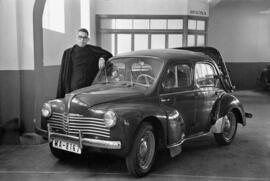 Seminarista con el coche que le tocó en la tómbola benéfica de La Caridad. Enero de 1954. Málaga. España
